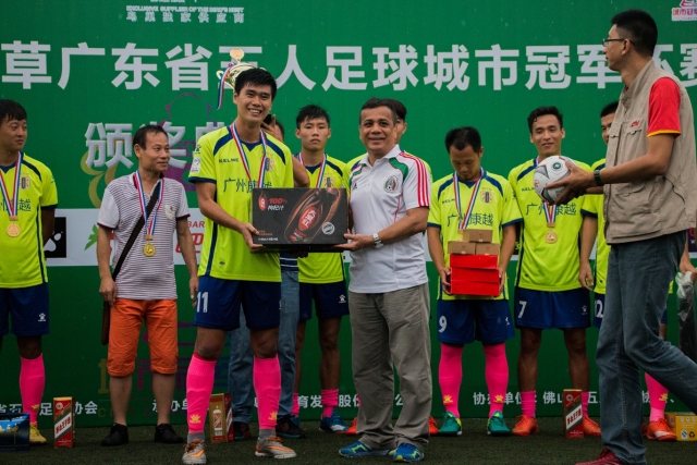 小萨三双詹姆斯18+13+9 国王常规赛横扫湖人